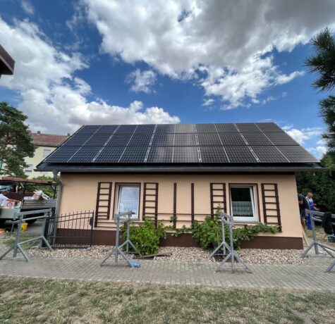 kleines Gebäude mit Solaranlage
