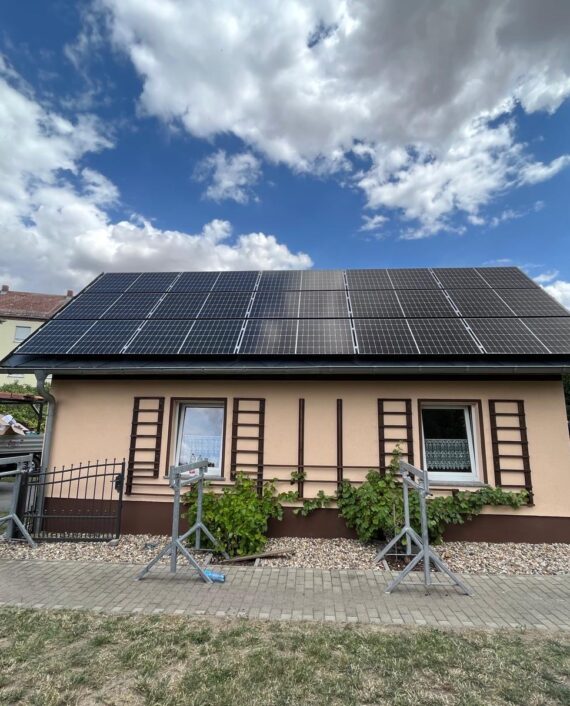 kleines Gebäude mit Solaranlage