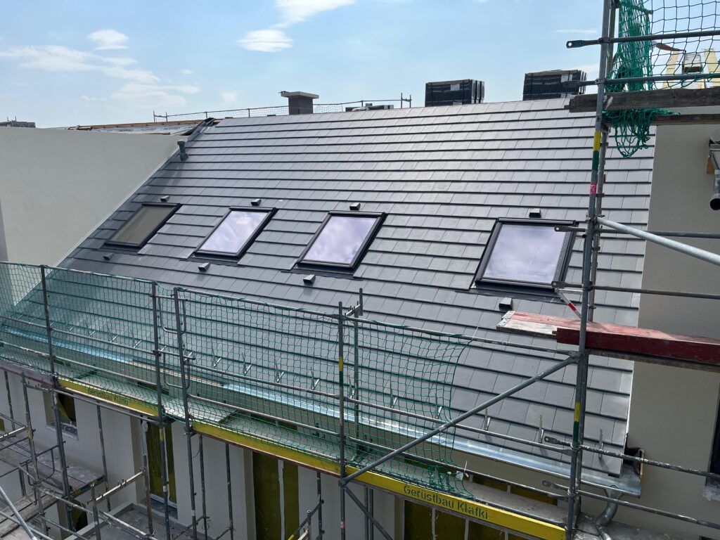 Schwarzes Dach mit Fenster